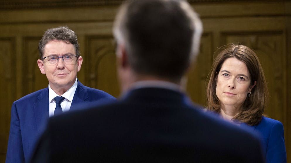 Gewinner und Verlierer der eidgenössischen Wahlen. SVP-Präsident Albert Rösti ist der grösste Verlierer der Wahlen vom Sonntag: Seine Partei büsst zwölf Sitze im Nationalrat ein. Und auch Petra Gössis FDP muss Verluste hinnehmen, wenn auch in geringerem Mass: minus vier Sitze im Nationalrat.