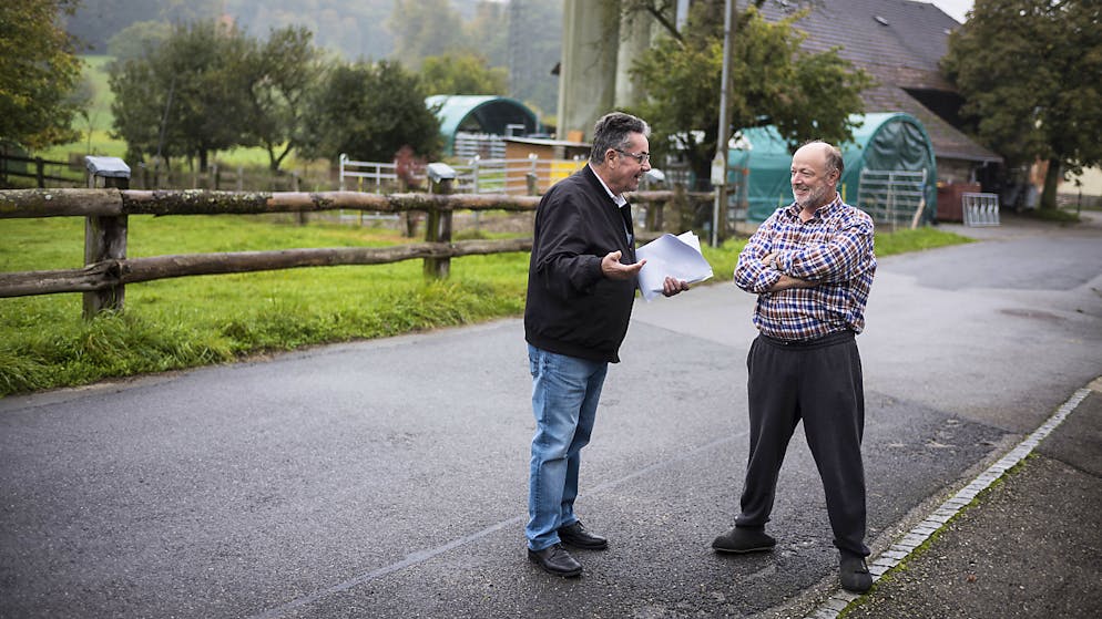 Wahlsonntag in Kleinstgemeinden. Ruedi Reber (rechts) diskutiert mit Gemeindepräsident Jürg Truog, nachdem er als letzter Wähler von Clavaleyres seine Stimme abgegeben hat.