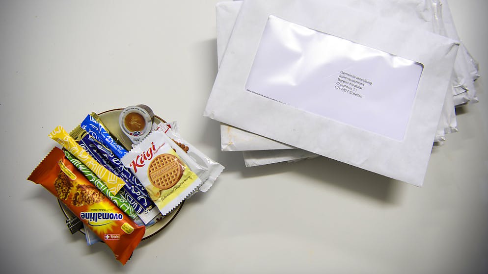 Wahlsonntag in Kleinstgemeinden. Süsse Belohnung für die Stimmenzähler.