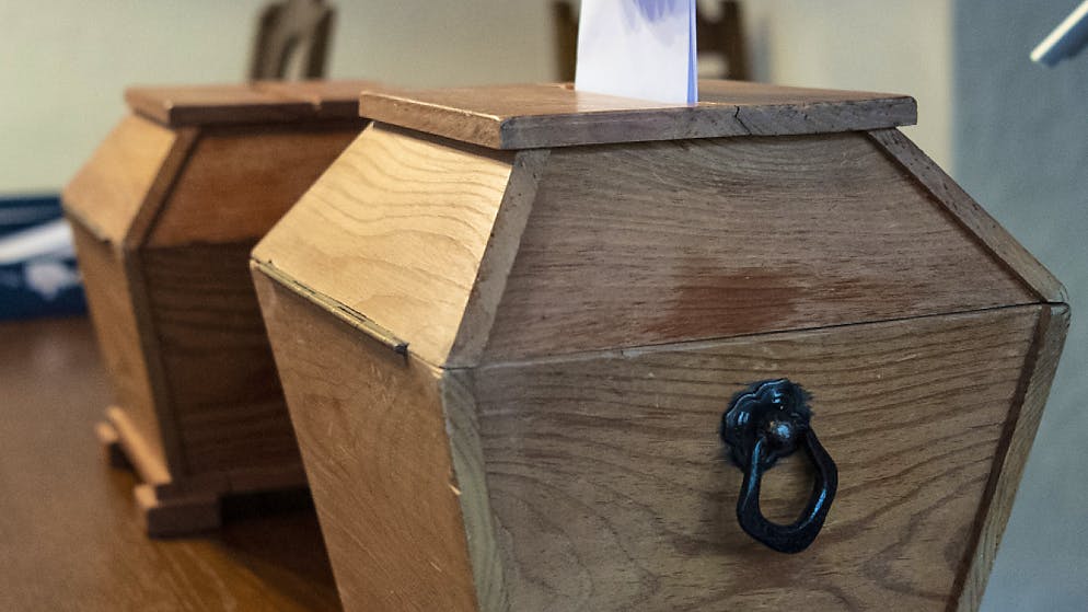 Wahlsonntag in Kleinstgemeinden. In Guttannen werden die Wahl- und Abstimmungszettel noch in eine Holzurne eingelegt.