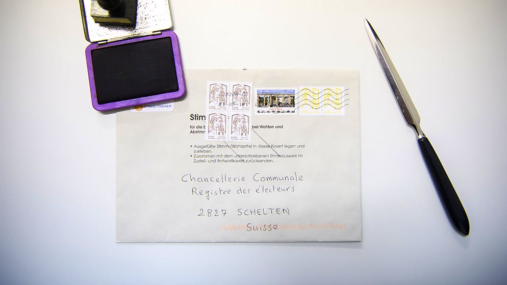 Wahlsonntag in Kleinstgemeinden. Schelten hat mehr Wahlberechtigt im Ausland als im Ort selber. So trag auch aus Frankreich ein Wahlcouvert ein.