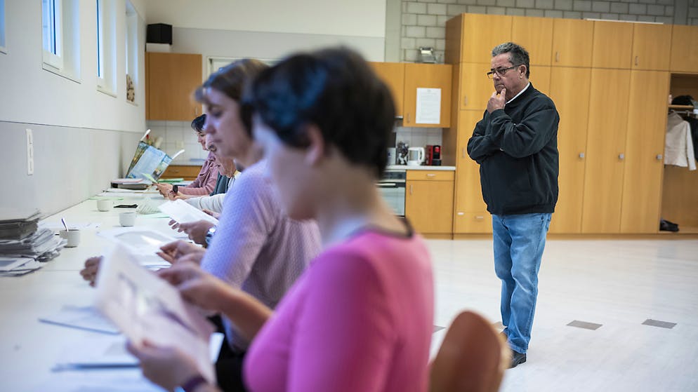 Wahlsonntag in Kleinstgemeinden. Jürg Truog beobachtet, wie die Wahlzettel aus Clavaleyres in Münchenwiler ausgezählt werden.