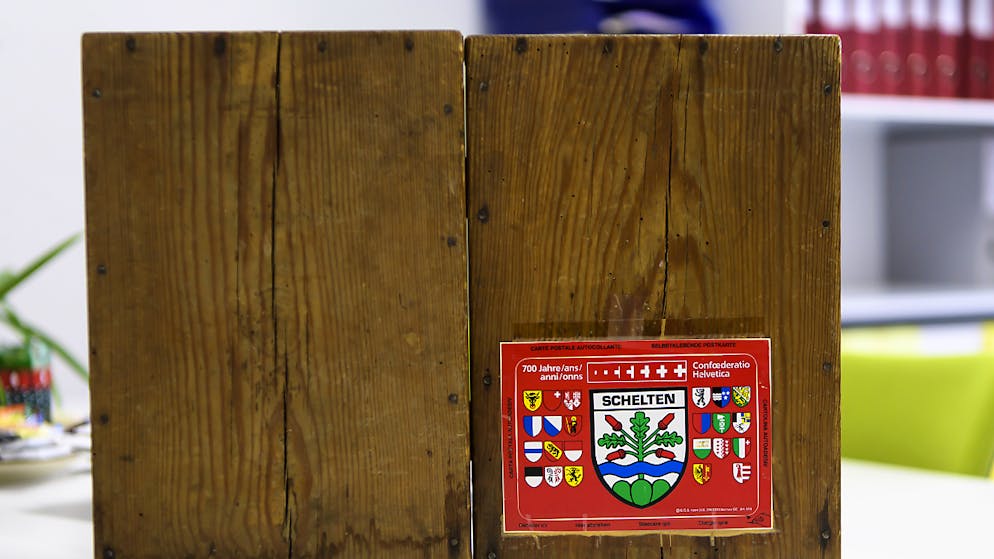 Wahlsonntag in Kleinstgemeinden. Auch in Schelten wartet eine Hölzerne Urne darauf, mit Wahlzetteln gefüttert zu werden.