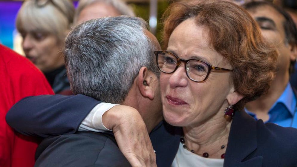 Ständerat erst Ende November komplett. Die baselstädtische SP-Finanzdirektorin Eva Herzog (rechts) nimmt erste Gratulationen entgegen.