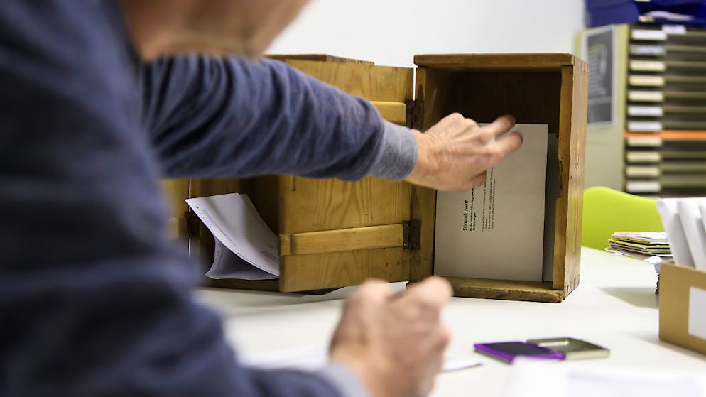 Wahlsonntag in Kleinstgemeinden. Nach Schliessung des Wahllokals holt ein Wahlhelfer die Stimmcouverts aus der Urne.