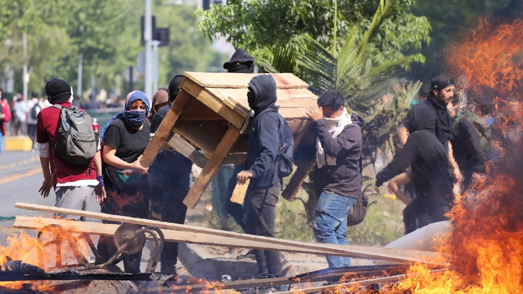 Disordini. Proteste in Cile per l'aumento dei prezzi dei trasporti, 3 morti