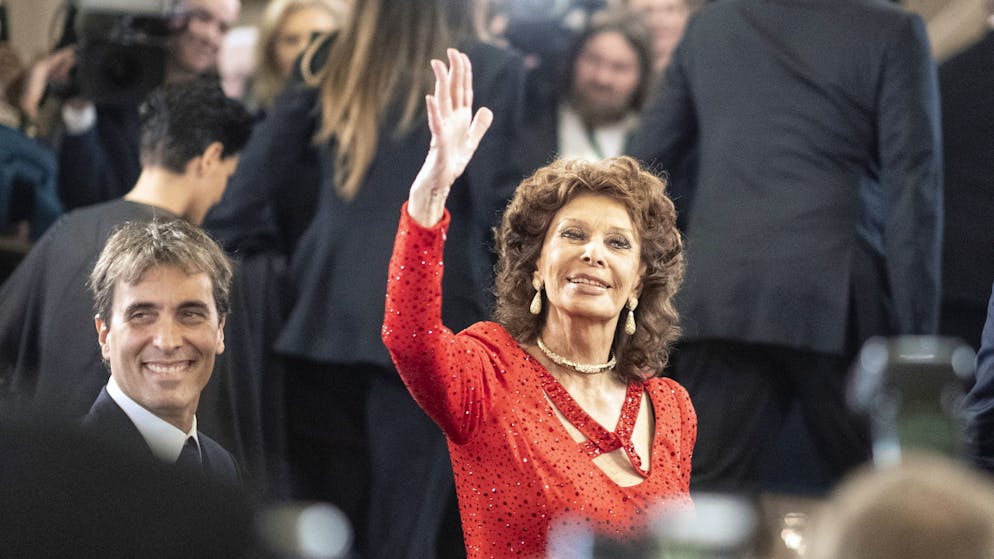 Sophia Loren mit Kulturpreis ausgezeichnet. Sophia Loren hat am Sonntag den Europäischen Kulturpreis «Taurus» für ihr Lebenswerk erhalten. Ihr Sohn, der Dirigent Carlo Ponti jr. (l), pries seine Mutter in seiner Laudatio nicht nur als Künstlerin, sondern als äusserst soziale Frau.