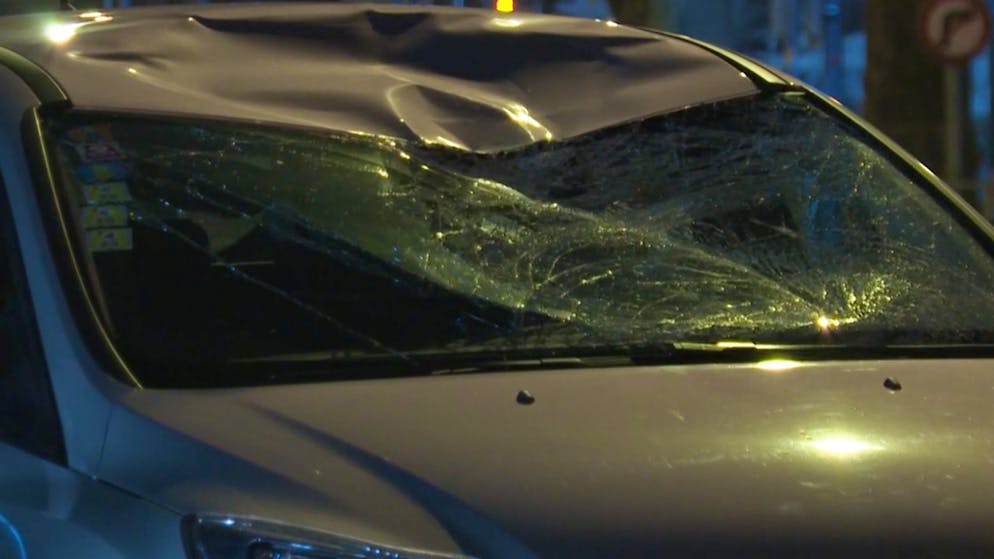 Schwerer Unfall beim Bollwerk in Bern. Der Autofahrer und seine Beifahrerin blieben unverletzt.