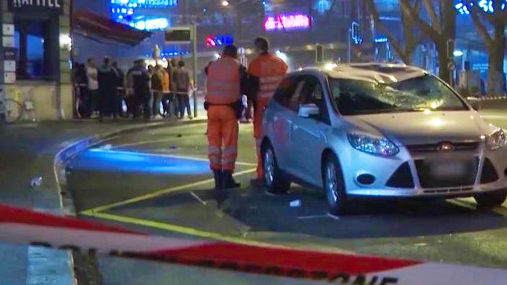 Schwerer Unfall beim Bollwerk in Bern. Das Unfallauto bei der Bushaltestelle Bollwerk/Schützenmatte.