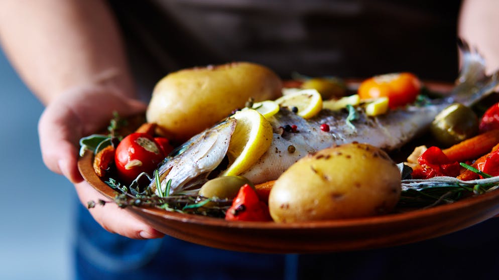 Warum Fisch gesund ist. Fisch enthält besonders hochwertiges Protein, ist leichter verdaulich als Fleisch und hat sogar eine bessere Bioverfügbarkeit als Eiweiss aus Milchprodukten.