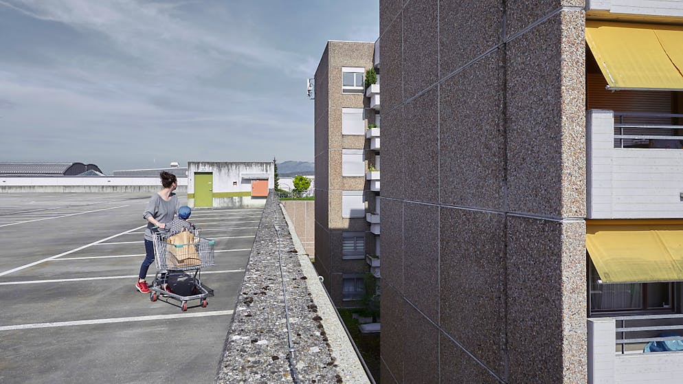 Eine Frau kauft mit ihrem Kind im Shopping Center Emmen ein. Alleinerziehende sollen im Kanton Luzern leichter von der Aliementenbevorschussung profitieren können. (gestellte Szene/Symbolbild)