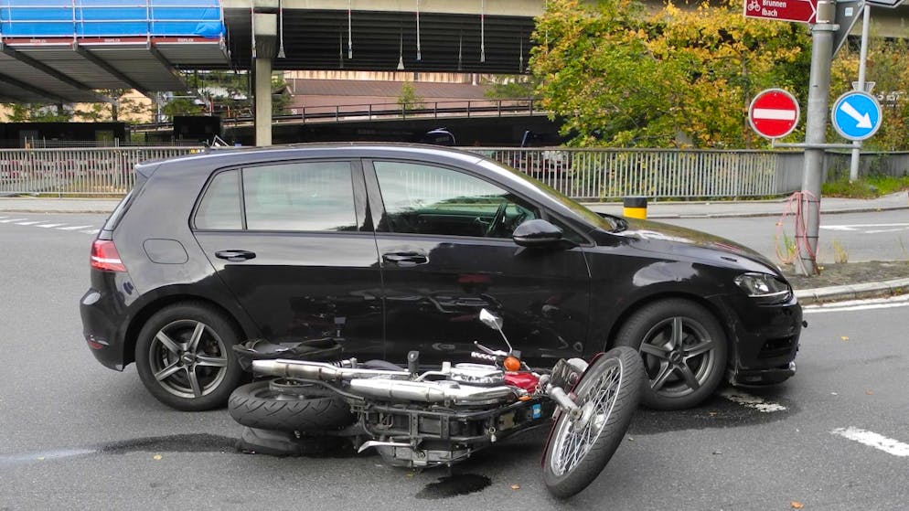 Die Töfffahrerin wurde bei der Kollision mittelschwer verletzt.