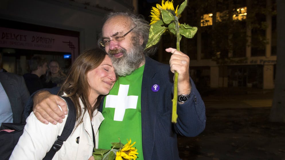 Der zurückgetretene Grüne Ständerat Luc Recordon aus der Waadt gratuliert Nationalrätin Adèle Thorens zur Wahl.