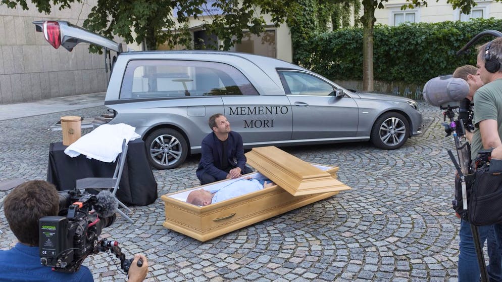 Was man vom Sterben lernen kann. Matthias Strolz erforscht den Umgang mit dem Sterben in der Öffentlichkeit.
