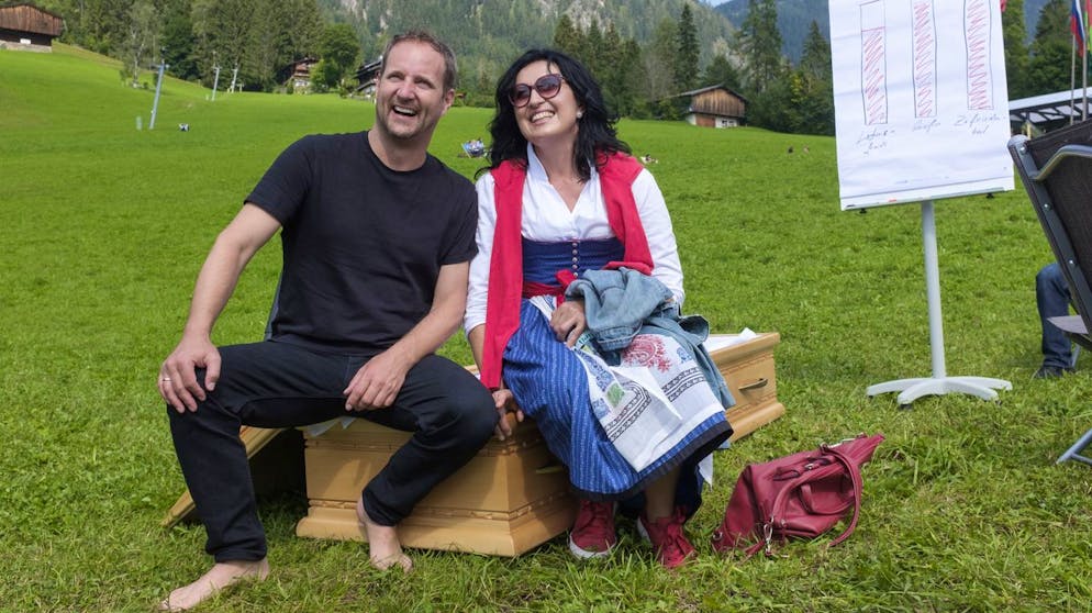 Was man vom Sterben lernen kann. Matthias Strolz reist kreuz und quer durch das Alpenland – für kulturelle Erkundungen rund ums Sterben.