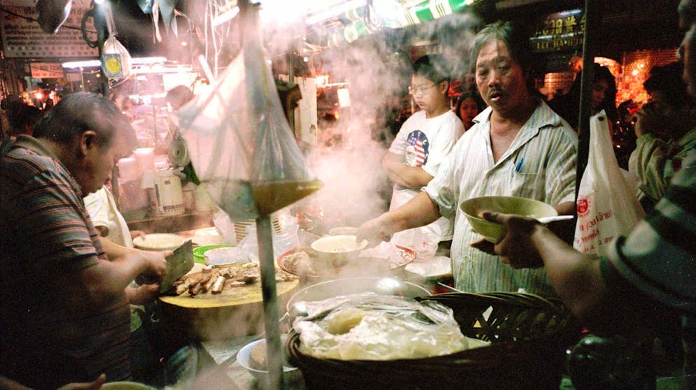 Ein thailändischer Koch bietet in Bangkok eine Suppe an, die bereits seit 45 Jahren kocht (Archivbild).