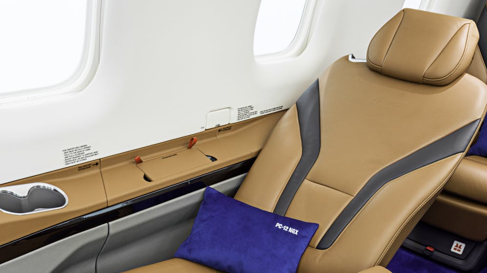 Das ist der neue Pilatus Turbo-Prop PC-12 NGX. Die Sitze lassen sich in ein Bett umfunktionieren.