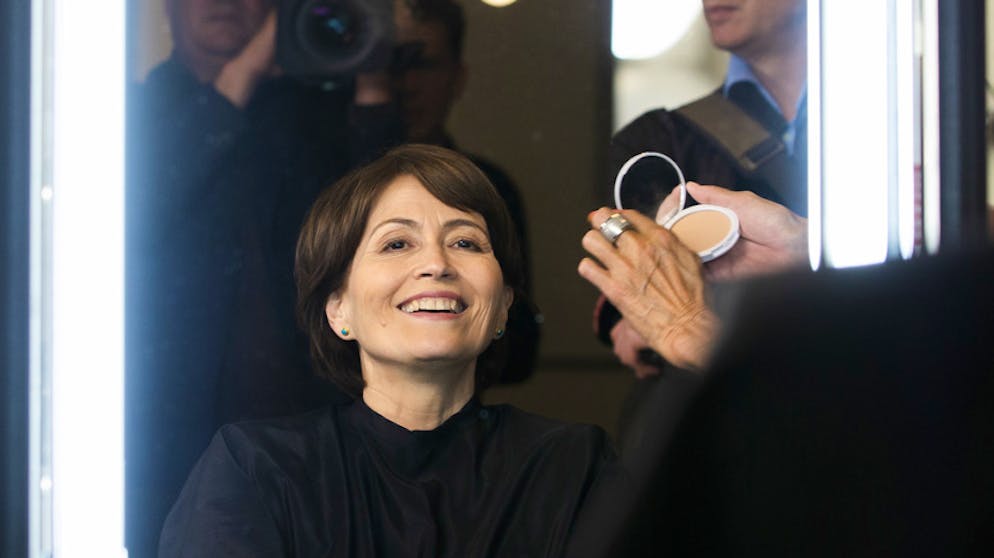 Nach dem Wahltriumph vom Sonntag richten sich alle Blicke auf die Grünen – hier wird Parteipräsidentin Regula Rytz für einen TV-Auftritt geschminkt. 