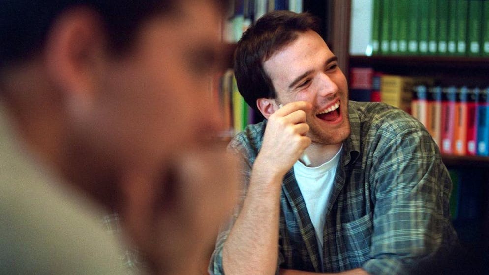 Wer eine tertiäre Ausbildung beginnt, hat gut lachen. Fachhochschulabschlüsse, Eidgenössische Fachausweise und Eidgenössische Diplome steigern die Chancen auf eine Führungsposition signifikant. (Symbolbild)