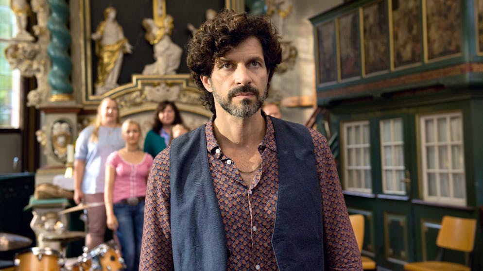 In der Musik liegt die Kraft. Schlagerstar Mirko Mortauk (Pasquale Aleardi) landete mit «Bingo» in den 90er-Jahren einen Hit. Doch nun steckt er in der Komödie «Bingo im Kopf» in einer tiefen Lebenskrise.