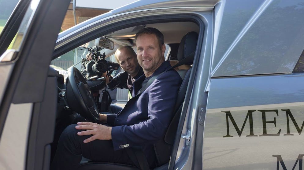 Was man vom Sterben lernen kann. Matthias Strolz absolvierte seine Doku-Erkundungen in einem Leichenwagen.
