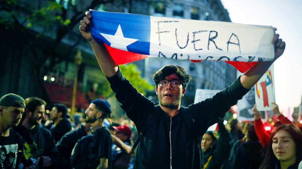 La popolazione continua a manifestare.