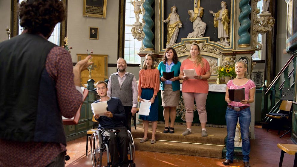 In der Musik liegt die Kraft. Mirko ist pleite. Kurzerhand wird er dazu verdonnert, den Chor zu leiten.