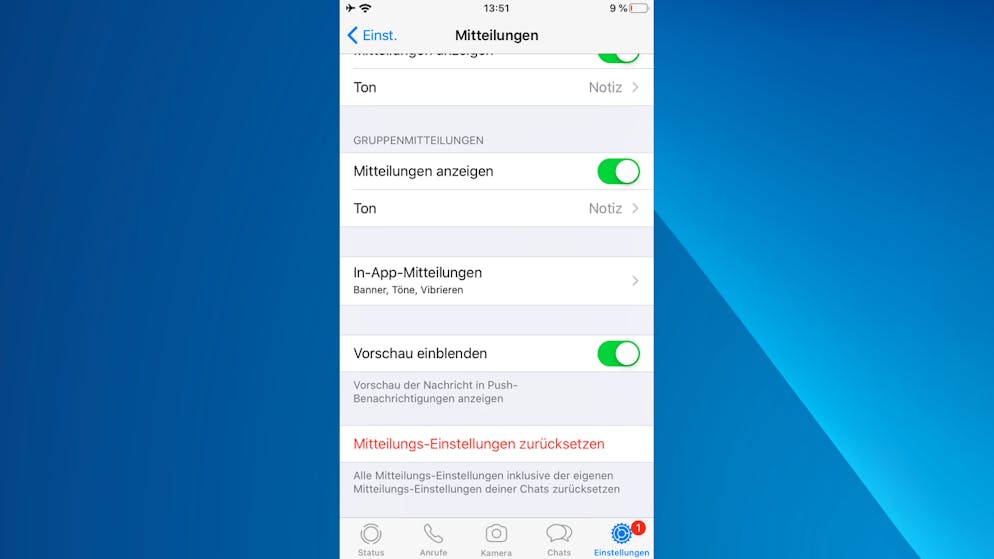 Privatsphäre bei WhatsApp schützen. Bei gesperrtem Smartphone werden möglicherweise trotzdem noch über die Vorschaufunktion vertrauliche WhatsApp-Nachrichten angezeigt. In den Einstellungen unter «Mitteilungen» -> «Vorschau einblenden» kann man das abschalten.