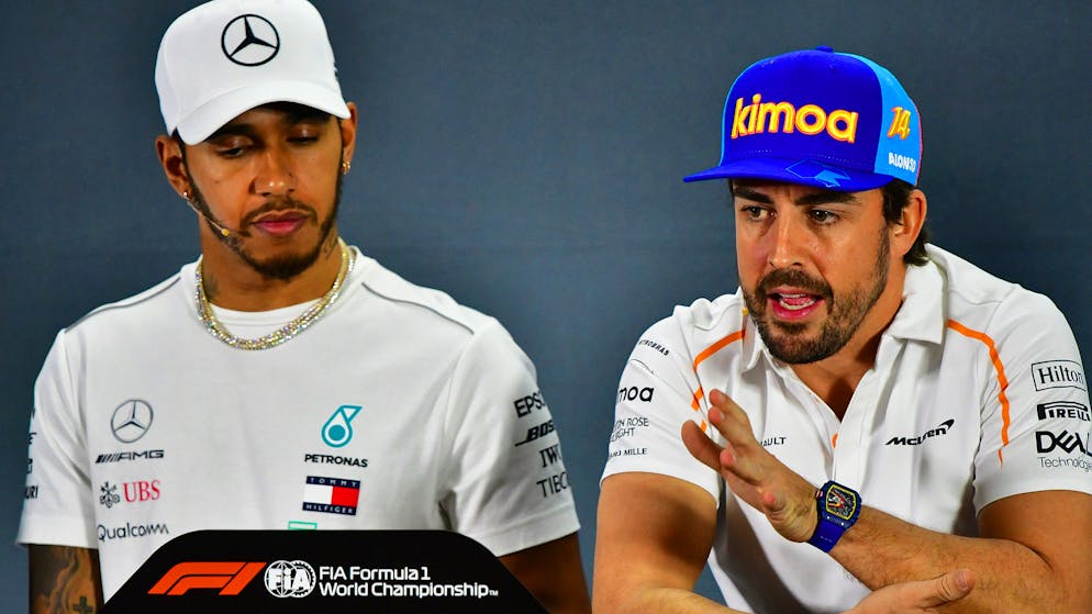 Fernando Alonso (r.) wirft Lewis Hamilton nach dessen Forderungen nach mehr Umweltschutz Heuchelei vor.