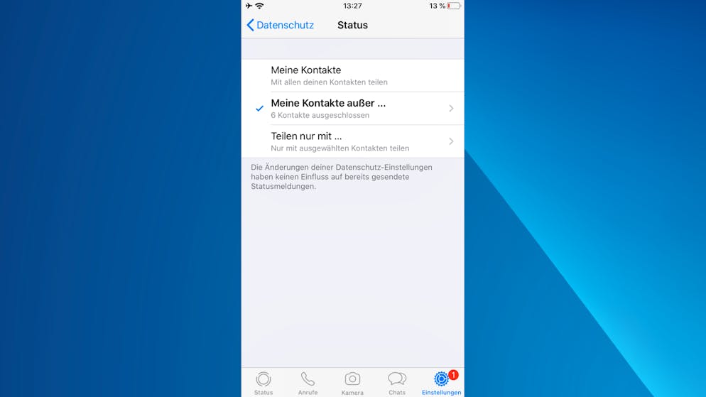 Privatsphäre bei WhatsApp schützen. Status ist WhatsApps Version einer Story. Hier kann man festlegen, ob bestimmte Kontakte von deren Ansicht ausgeschlossen werden sollen oder die Status gleich nur für ausgewählte Kontakte freigeben.