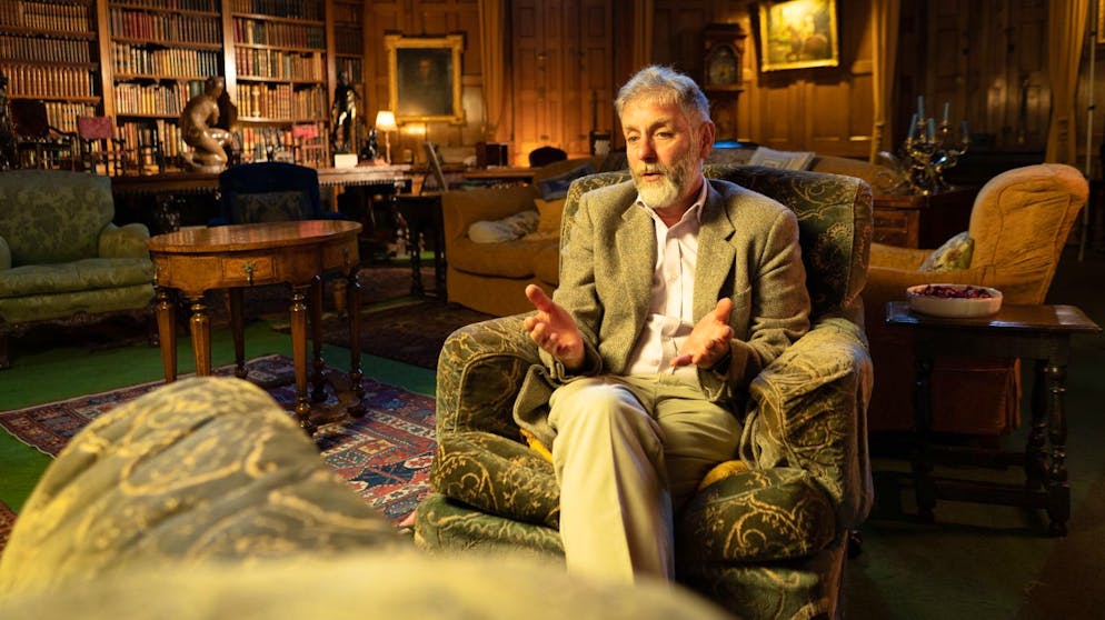 Von der Entschlüsselung des Unerklärlichen. Peter Frost-Pennington lebt seit Jahren in dem Spukschloss Muncaster Castle. In der Dokumentation berichtet er von seinen Erfahrungen.