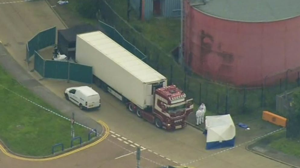 Die britische Polizei hat die Leichen in einem Lastwagen in einem Industriegebiet östlich von London entdeckt.