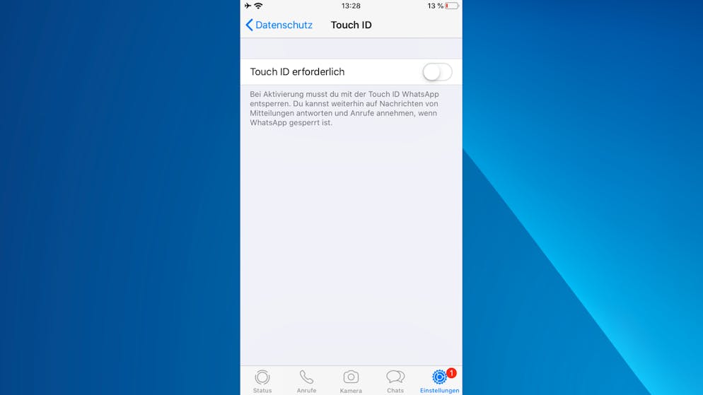 Privatsphäre bei WhatsApp schützen. Optional kann man WhatsApp auf iPhones noch mit TouchID oder FaceID schützen. Dazu unter «Account» -> «Datenschutz» die «Bildschirmsperre» auswählen. Zum Öffnen der App ist dann auch bei entsperrtem Smartphone noch eine Authentisierung nötig.