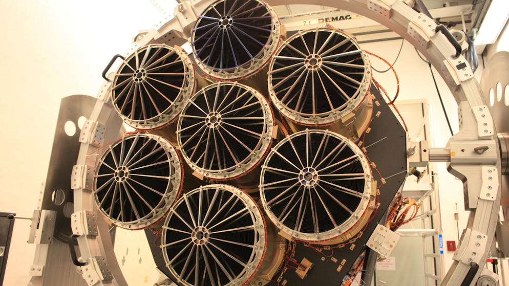 Das Röntgenteleskop besteht aus sieben identischen Spiegelmodulen. Nach der Installation der Spiegel und Kameras im Reinraum des Max-Planck-Instituts für extraterrestrische Physik wurden die Röntgenaugen durch eine Schutzklappe verschlossen.