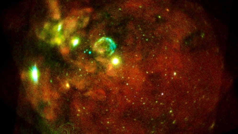 Diese Aufnahme zeigt die Grosse Magellansche Wolke (LMC), beobachtet in mehreren Einzelaufnahmen mit allen sieben «eRosita»-Teleskopmodulen am 18. und 19. Oktober 2019. Die diffuse Emission stammt von dem heissen Gas zwischen den Sternen.