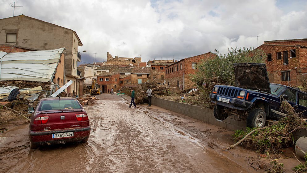 Unwetter in Spanien und Frankreich. Zerstörte und verschmutzte Strassen und Häuser in Katalonien: schwere Unwetter forderten ein Todesopfer. Fünf Menschen werden vermisst.