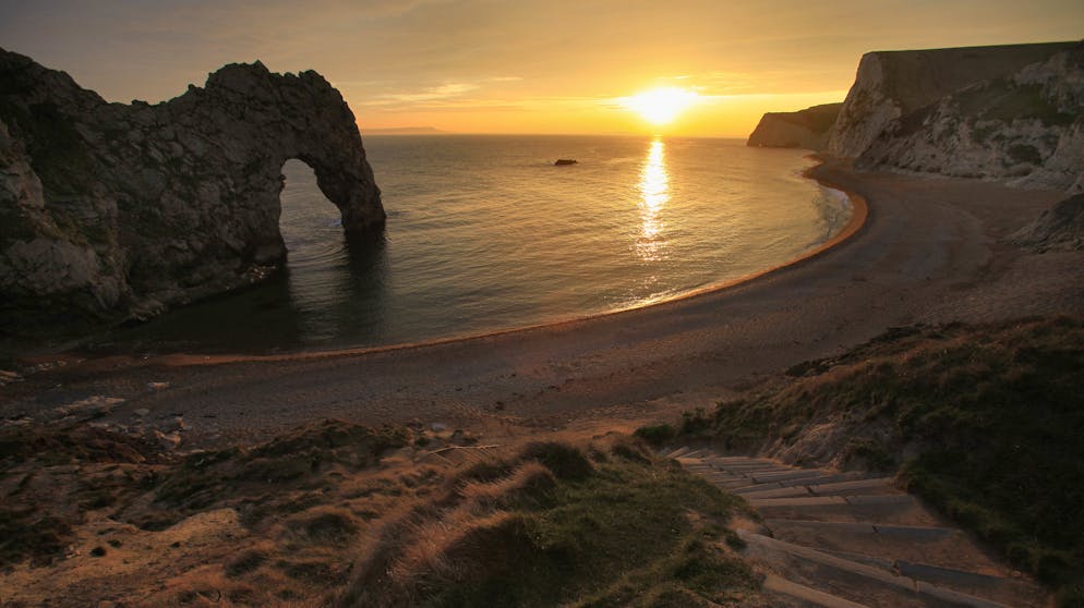 Das sind die Top-Reiseländer 2020. Platz zwei geht an England, das wie hier am Durdle Door an der Jura-Küste mit Tausenden Kilometern herrlichster Küste aufwarten kann. Ab 2020 soll diese dank neuer Abschnitte des «England Coast Path» auf 4'500 km Länge noch besser zugänglich sein.