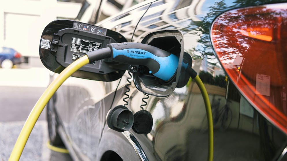 Ein Elektroauto wird aufgeladen: Hängt das Fahrzeug am Allgemeinstrom, werden die Kosten auf die Mieter einer Liegenschaft umgelegt.