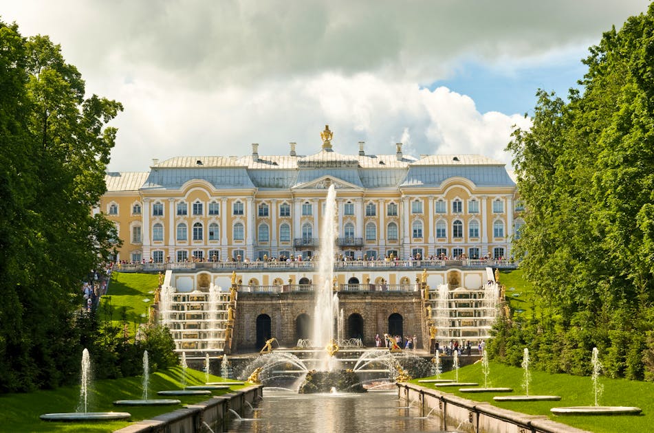 Дворец это. Большой Петергофский дворец Grand Peterhof Palace. Франческо Бартоломео Растрелли большой дворец в Петергофе. Бартоломео Карло Растрелли Петергофский дворец. Императорский дворец в Петергофе в эпоху Петра первого.