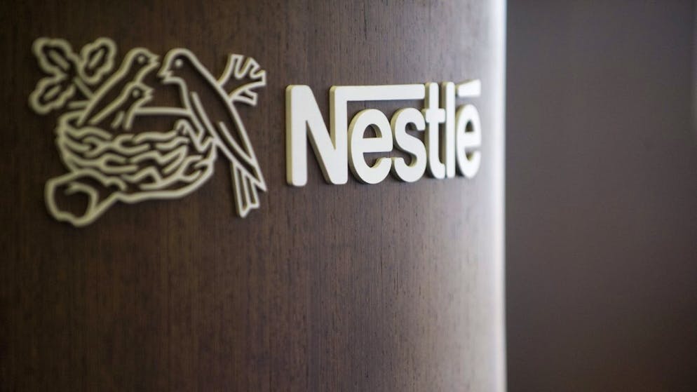 Der Nahrungsmittelkonzern Nestlé sieht sich mit Vorwürfen zu Babymilch-Produkten konfrontiert. Einige Produkte sollen krebserregend sein, wie die deutsche Konsumentenorganisation Foodwatch kritisiert.