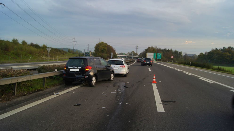 Zwei Autos kollidierten auf der Überholspur, verletzt wurde niemand.