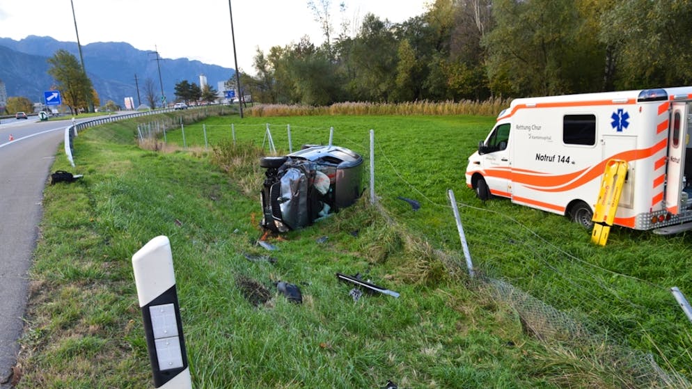 Beim Selbstunfall auf der A13 in Landquart verletzte sich der Lenker an Kopf und Rücken.