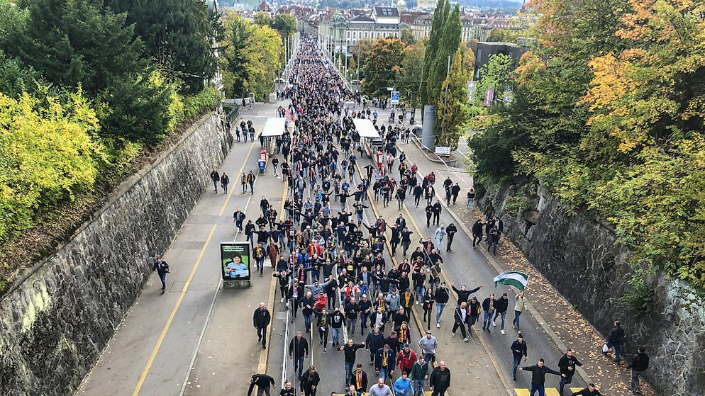 Viele Feyenoord-Fans und viel Polizei. Die Fans von Feyenoord legten den Verkehr über die Berner Kornhausbrücke vorübergehend still.