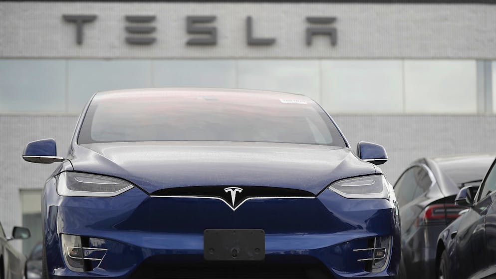 Der Tesla-Konzern hat mit guten Quartalszahlen die Börse überrascht und die Titel legten deutlich zu. (Archivbild)