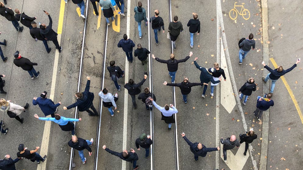 Viele Feyenoord-Fans und viel Polizei. Voller Vorfreude: Die Anhänger von Feyenoord Rotterdam auf dem Fanmarsch in Bern.