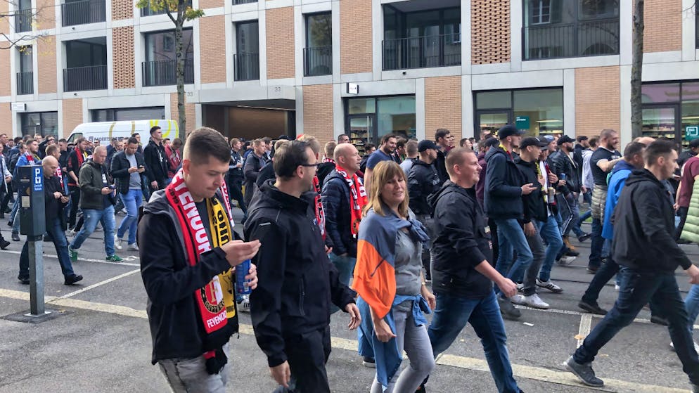 Viele Feyenoord-Fans und viel Polizei. Feyenoord-Fans ziehen durchs Berner Breitenrainquartier, eine Wohngegend.