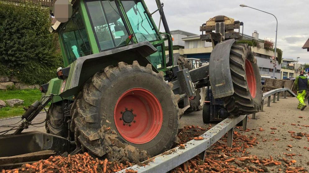 Die Rüebli-Ladung landete nach der Kollision in Oberlunkhofen AG auf der Fahrbahn.