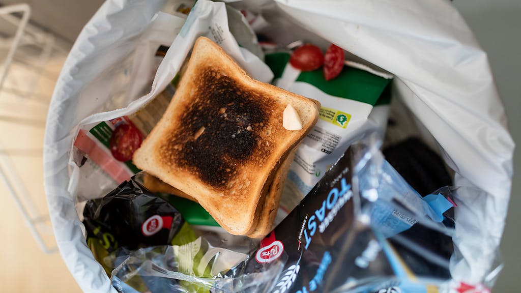 Food waste. Lo spreco alimentare ha un forte impatto sull'ambiente