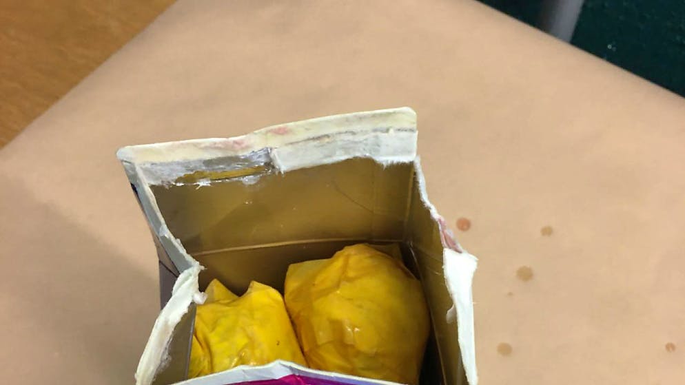 Die beiden Drogenkuriere hatten über ein Kilogramm Amphetamin in einem Eistee-Tetrapack versteckt.