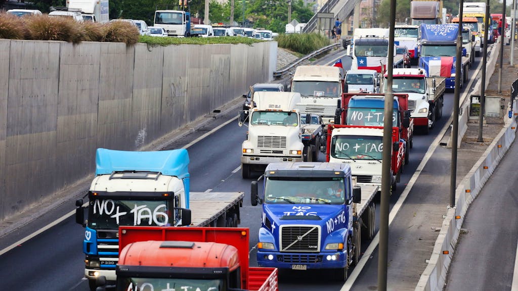 Cari trasporti. Camionisti e tassisti bloccano Santiago